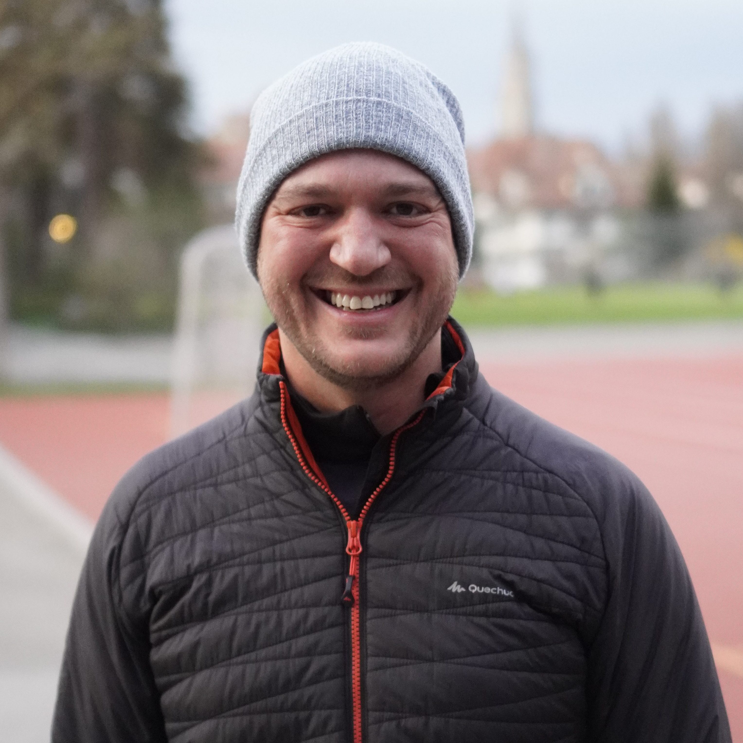 Lachender Teilnehmer im funktionelle Outdoortraining Bern (Functional Training). Motiviert durch die Coaches und die Gruppe.
