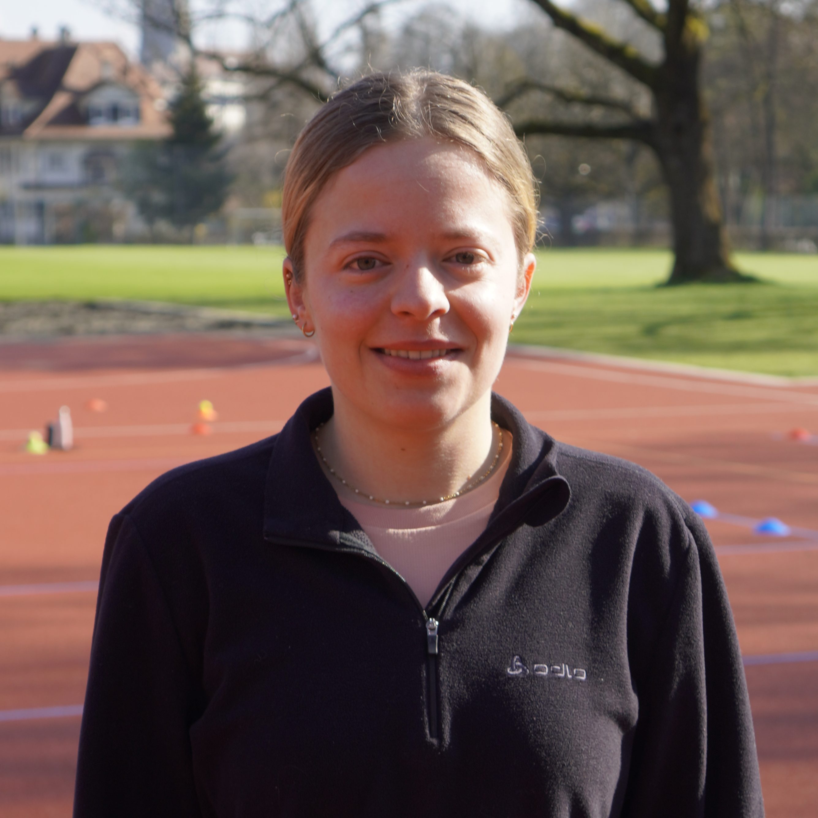 Lachende Teilnehmerin vor dem Training